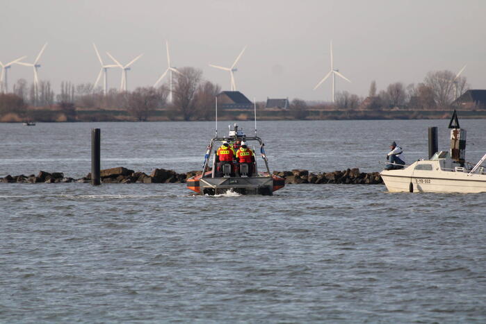 Plezierboot in problemen naar haven gebracht