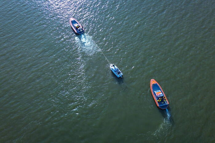 Plezierboot in problemen naar haven gebracht