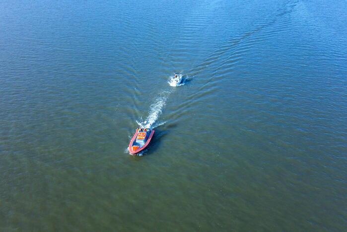 Plezierboot in problemen naar haven gebracht