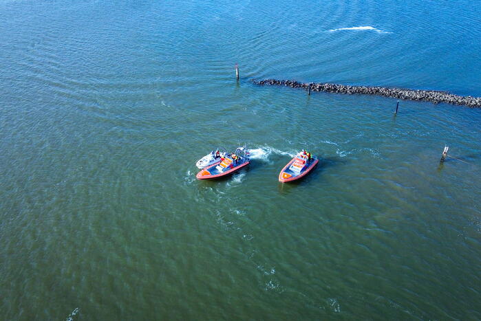 Plezierboot in problemen naar haven gebracht