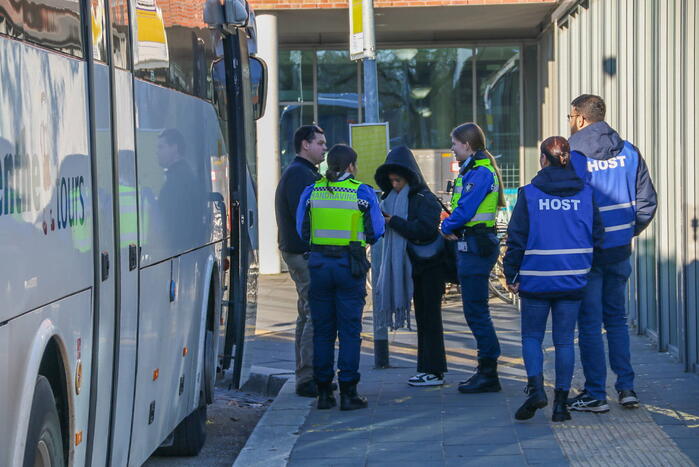 Handhaver gewond bij aanhouding in bus