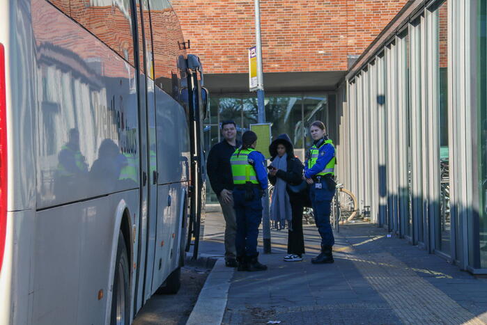 Handhaver gewond bij aanhouding in bus