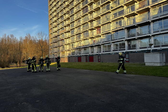 Brandweer blus brand op derde etage van flat