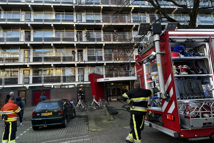 Brandweer blus brand op derde etage van flat