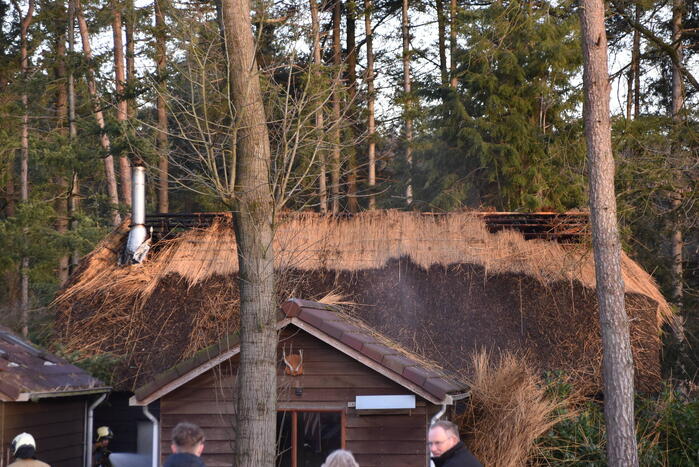 Rietendak van schuur vat vlam