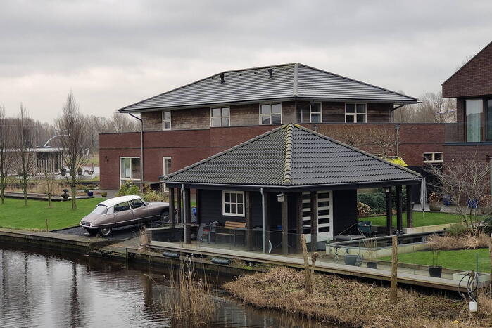 Oldtimer Citroen rijdt bijna het water in