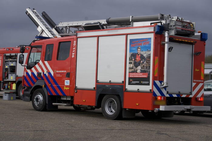 Kleding langs waterkant zorgt voor zoektocht in water