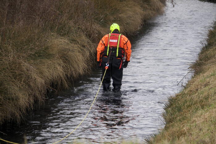 Kleding langs waterkant zorgt voor zoektocht in water