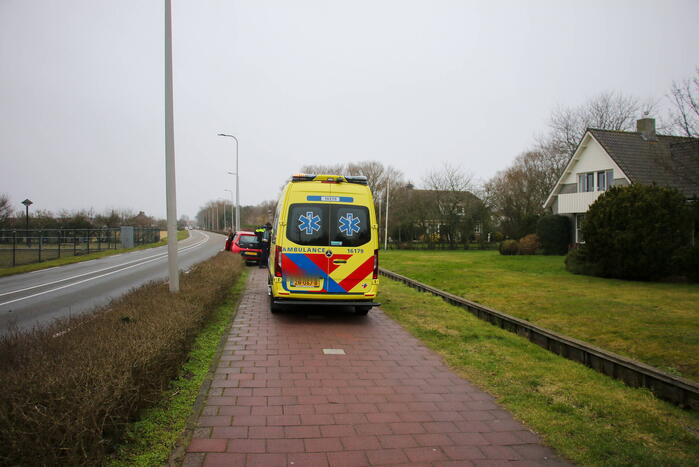 Automobilist belandt in heg na botsing