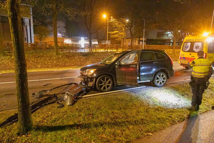 Bestuurder onder invloed botst op boom