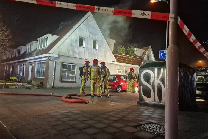 Drie personen uit brandende woning gered