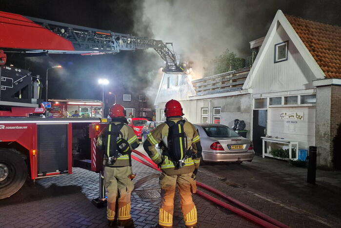 Drie personen uit brandende woning gered