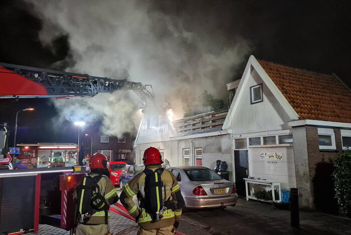 Drie personen uit brandende woning gered