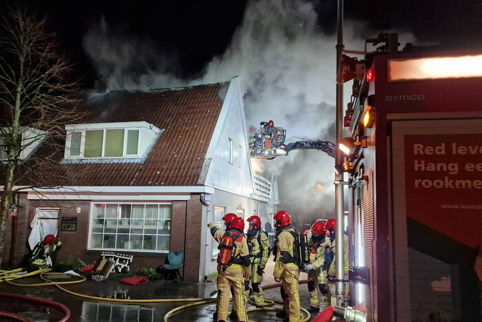 Drie personen uit brandende woning gered