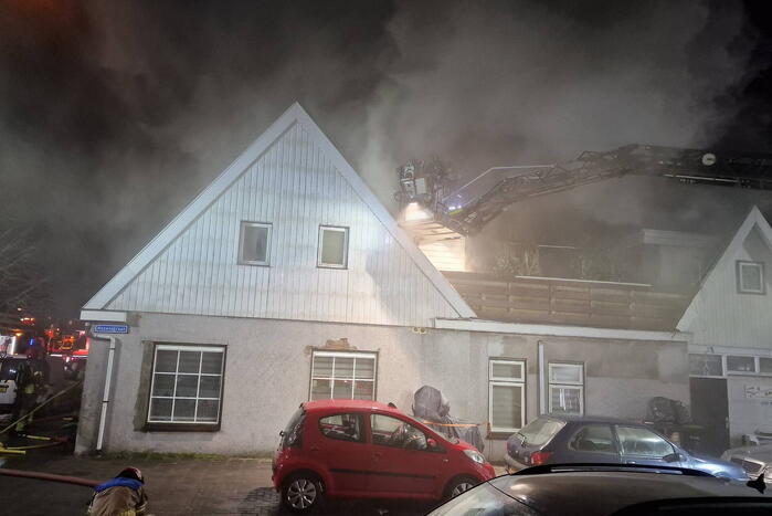 Drie personen uit brandende woning gered