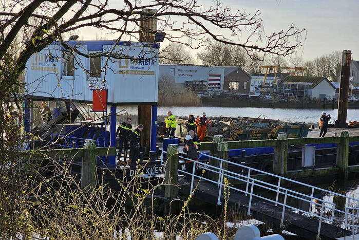 Brandweerduikers halen persoon uit water