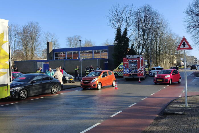 Twee personenauto's botsen op kruising