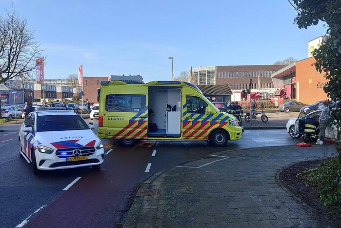 Twee personenauto's botsen op kruising