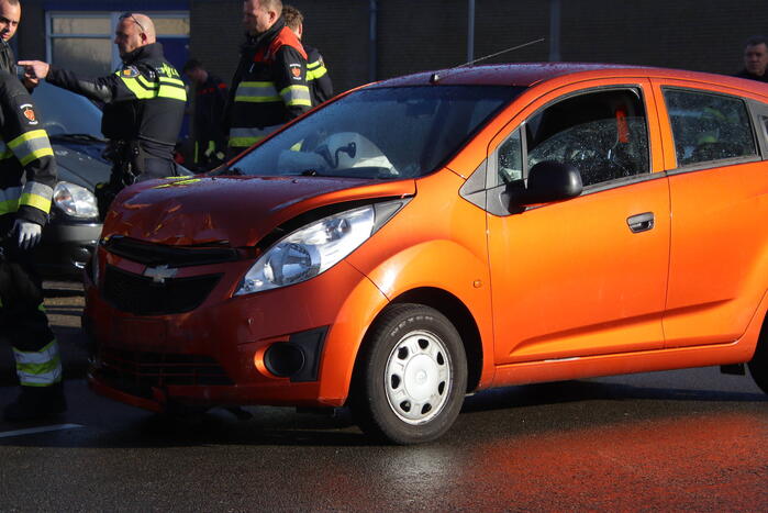 Twee personenauto's botsen op kruising