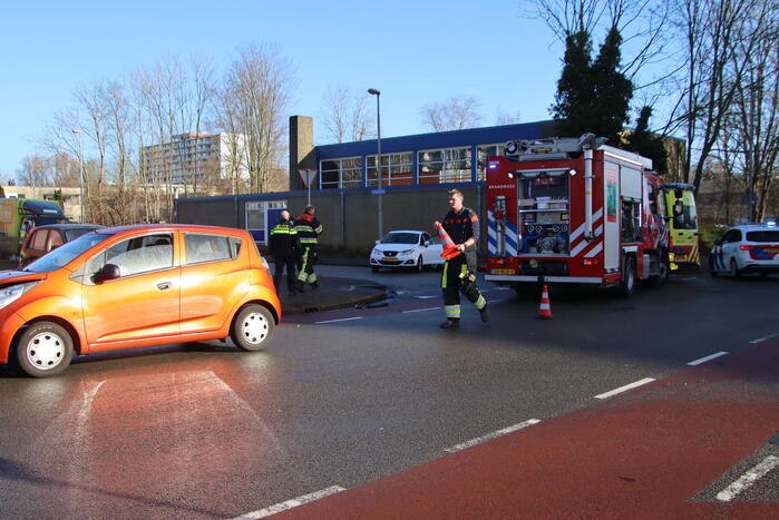 Twee personenauto's botsen op kruising