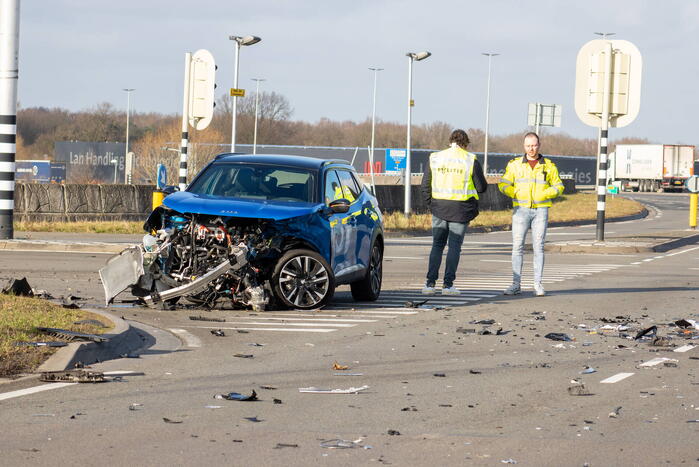 Opvallende politie auto en personenauto botsen
