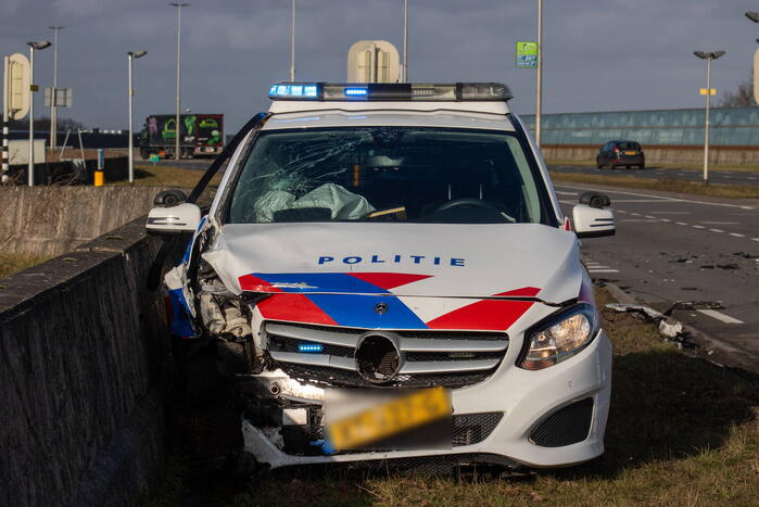 Opvallende politie auto en personenauto botsen