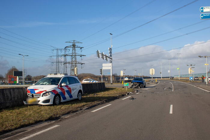Opvallende politie auto en personenauto botsen