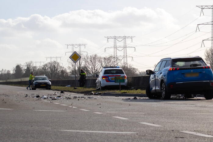 Opvallende politie auto en personenauto botsen