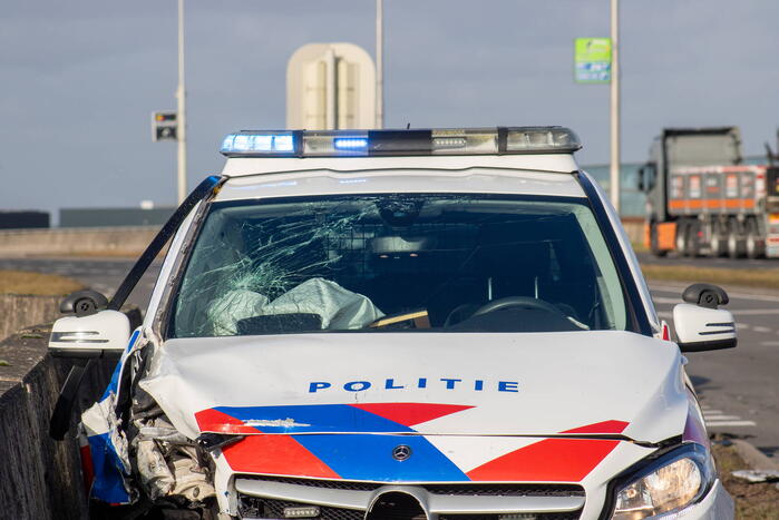 Opvallende politie auto en personenauto botsen