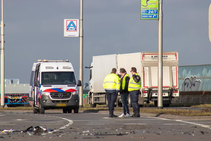 Opvallende politie auto en personenauto botsen