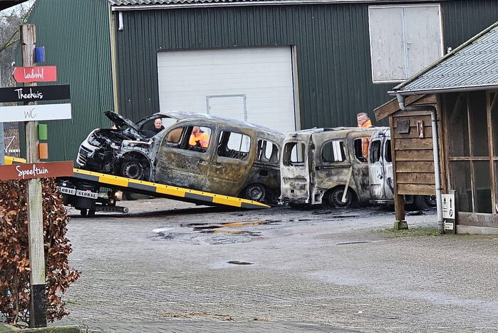 Meerdere voertuigen door brand verwoest