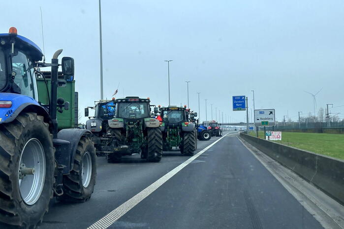 Lange file door boerenprotest in België