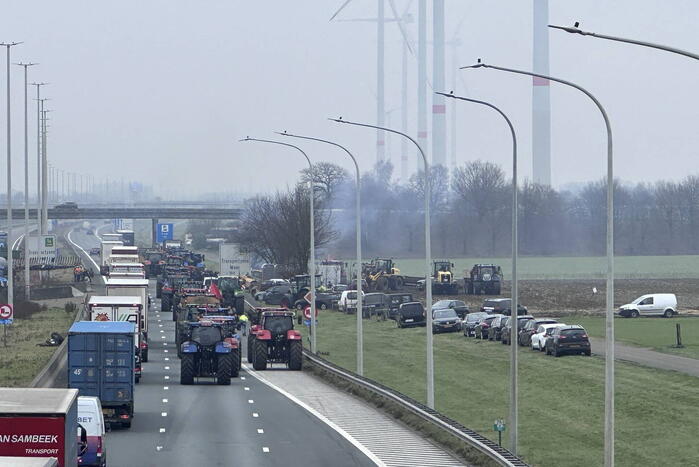 Lange file door boerenprotest in België