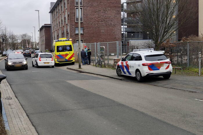 Fietser gewond bij botsing met personenauto tijdens inhaalactie