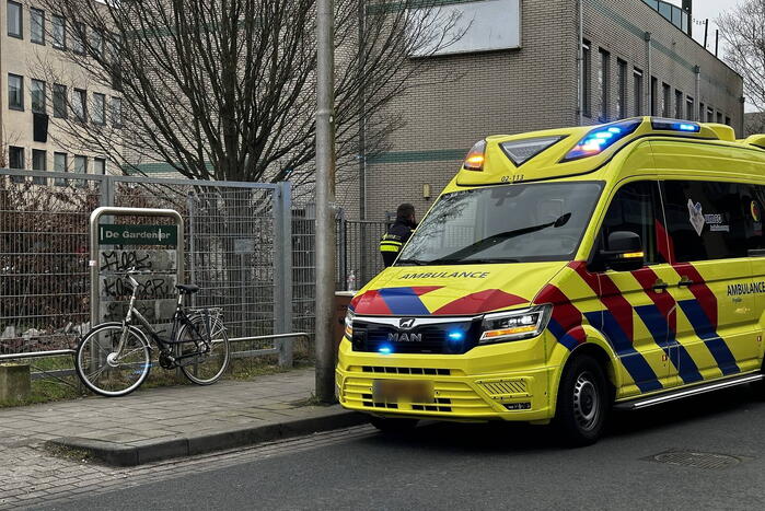 Fietser gewond bij botsing met personenauto tijdens inhaalactie