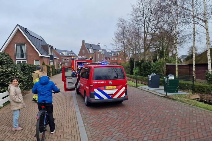 Brandweerlieden doen onderzoek naar gaslucht