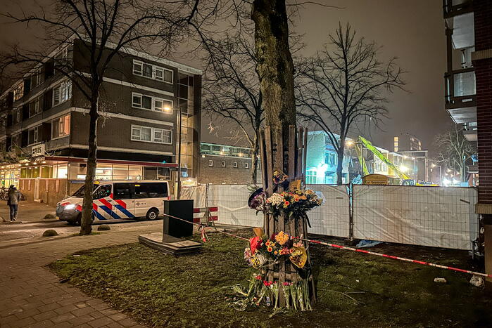 Eerste bloemen neergelegd bij rampplek