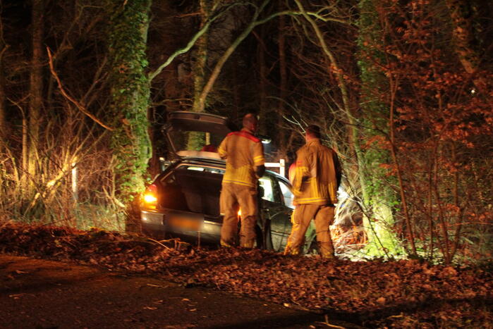 Auto vliegt uit de bocht