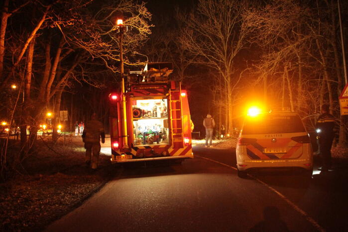 Auto vliegt uit de bocht