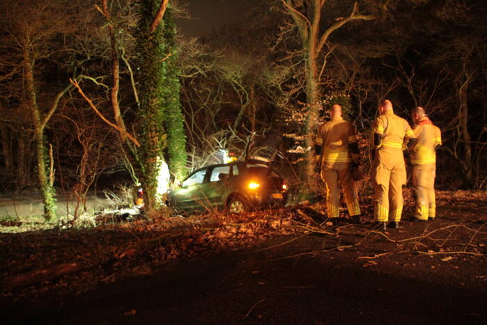 Auto vliegt uit de bocht