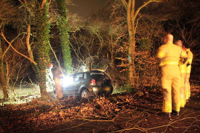 Auto vliegt uit de bocht
