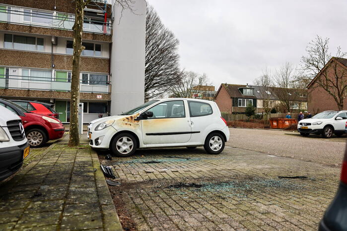 Geparkeerde auto loopt flinke schade door brand