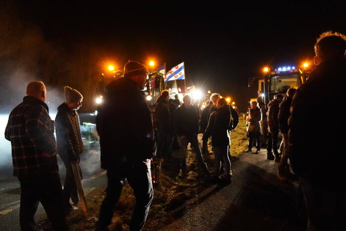 Afsluitdijk grotendeels geblokkeerd door boeren