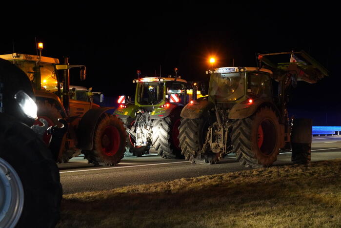 Afsluitdijk grotendeels geblokkeerd door boeren