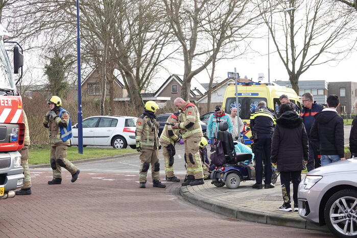 Vrouw bekneld onder scootmobiel