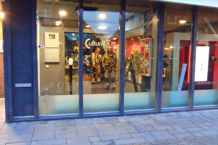 Brandweer onderzoekt cultureel centrum op brand