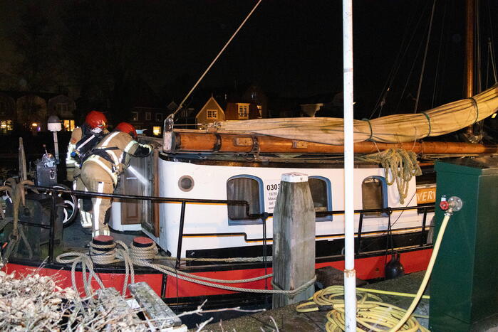 Brand in schip snel onder controle, omstander bekeurd voor hinderen brandweer