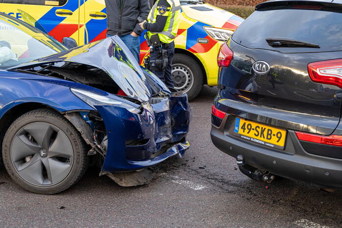 Flinke schade bij botsing tussen twee auto's
