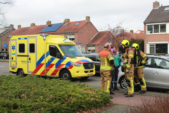 Isolatiemateriaal vat vlam persoon nagekeken door ambulancepersoneel