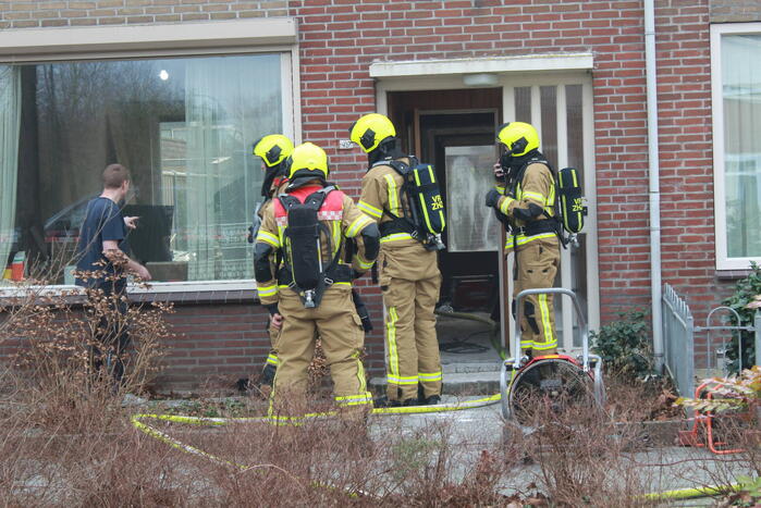 Isolatiemateriaal vat vlam persoon nagekeken door ambulancepersoneel